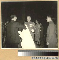 藏品(台灣光復週年紀念民眾代表向主席獻錦旗)的圖片